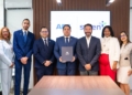 El superintendente Francisco A. Torres entregó el sello «Aquí Sabemos de Pensiones» a representantes de AFP APS en acto celebrado en Santo Domingo. | Foto: SIPEN