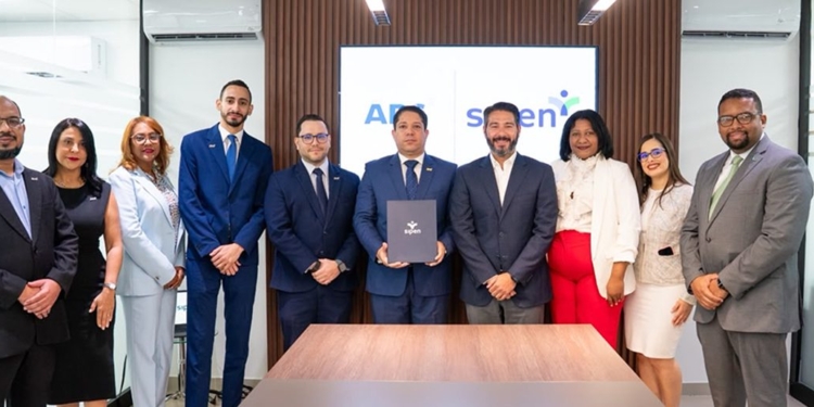 El superintendente Francisco A. Torres entregó el sello «Aquí Sabemos de Pensiones» a representantes de AFP APS en acto celebrado en Santo Domingo. | Foto: SIPEN