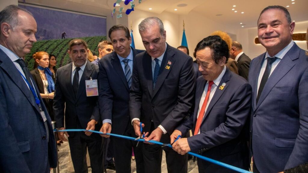 El presidente Luis Abinader y la primera dama Raquel Arbaje durante la inauguración del salón República Dominicana en la sede de la FAO, en Roma, Italia. (Foto: Presidencia RD)