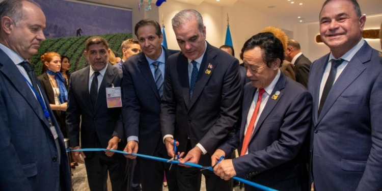 El presidente Luis Abinader y la primera dama Raquel Arbaje durante la inauguración del salón República Dominicana en la sede de la FAO, en Roma, Italia. (Foto: Presidencia RD)