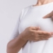 El cáncer de mama inflamatorio produce cambios en la piel en lugar de bultos, lo que dificulta su detección temprana. | Fuente: Mayo Clinic