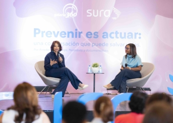Participantes del encuentro «Prevenir es actuar» organizado por Seguros SURA en Galería 360, Santo Domingo, durante el Mes de Sensibilización sobre el Cáncer de Mama. (Foto: Seguro