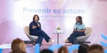 Participantes del encuentro «Prevenir es actuar» organizado por Seguros SURA en Galería 360, Santo Domingo, durante el Mes de Sensibilización sobre el Cáncer de Mama. (Foto: Seguro