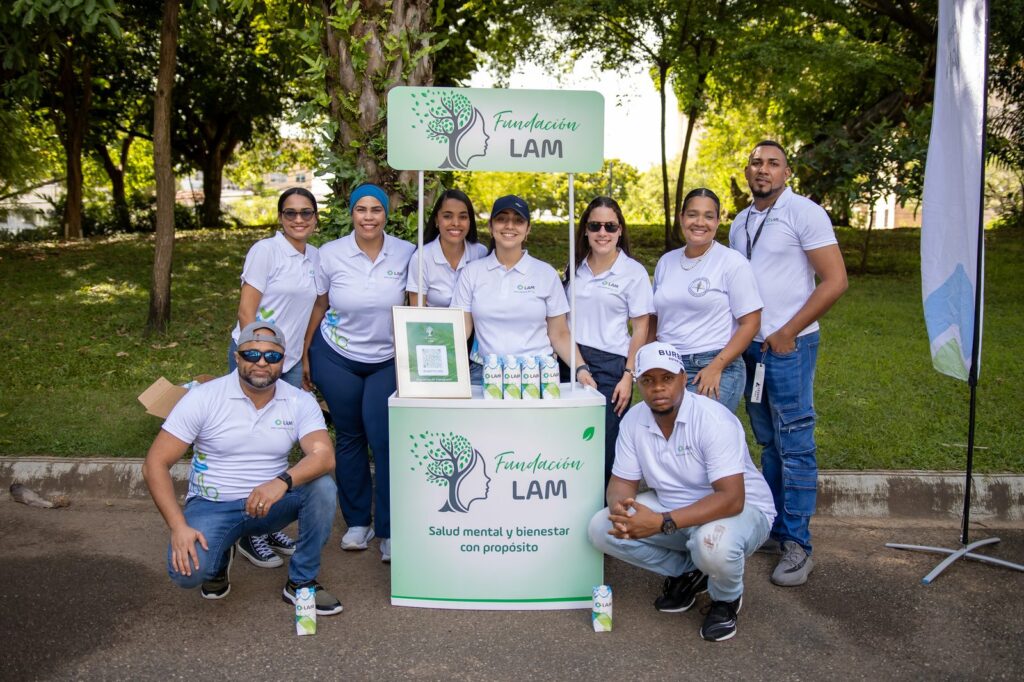 Voluntarios de Fundación LAM y Laboratorios LAM participaron en la Caminata Un Paso por la Salud Mental, celebrada el 4 de octubre de 2026 en el Parque Iberoamericano de Santo Domi