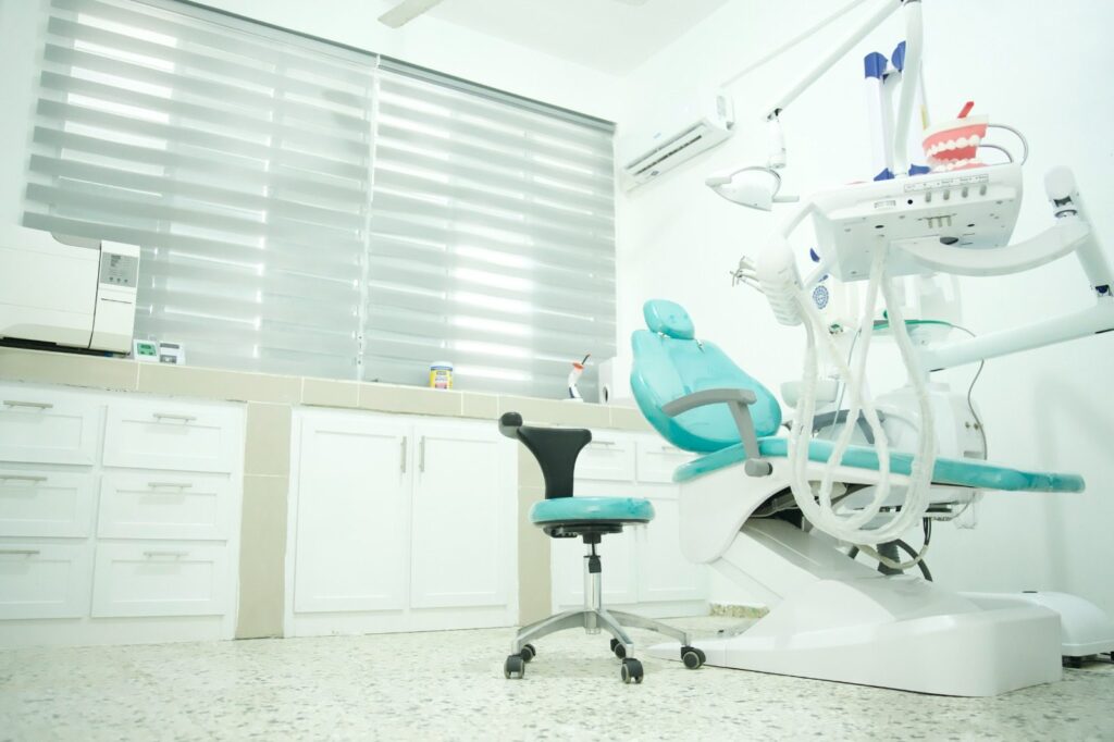 El INABIE inaugura nuevos módulos odontológicos en Monte Plata y Baní, ampliando el acceso a salud bucal gratuita para estudiantes del sistema educativo público. (Foto: Presidencia