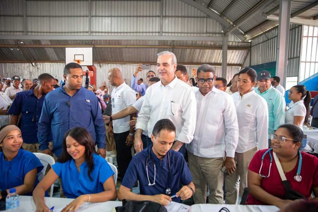 El presidente Luis Abinader encabezó la jornada de inclusión social «Primero Tú» en Santiago, donde más de 6,000 personas recibieron servicios de salud, pensiones y capacitación té