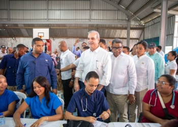 El presidente Luis Abinader encabezó la jornada de inclusión social «Primero Tú» en Santiago, donde más de 6,000 personas recibieron servicios de salud, pensiones y capacitación té