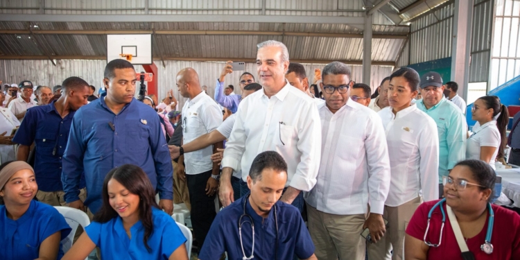 El presidente Luis Abinader encabezó la jornada de inclusión social «Primero Tú» en Santiago, donde más de 6,000 personas recibieron servicios de salud, pensiones y capacitación té