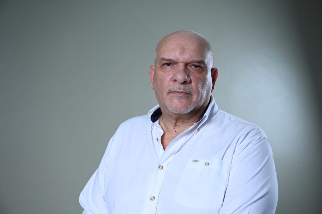 El profesor Baldo Dalporto del INTEC desarrolló un monitor analógico de perfusión periférica orientado a centros de salud con recursos limitados. (Fuente: INTEC)