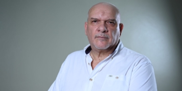 El profesor Baldo Dalporto del INTEC desarrolló un monitor analógico de perfusión periférica orientado a centros de salud con recursos limitados. (Fuente: INTEC)
