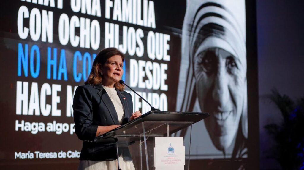 La vicepresidenta Raquel Peña durante la conferencia magistral sobre erradicación de la pobreza organizada por Supérate. | Foto: Presidencia RD