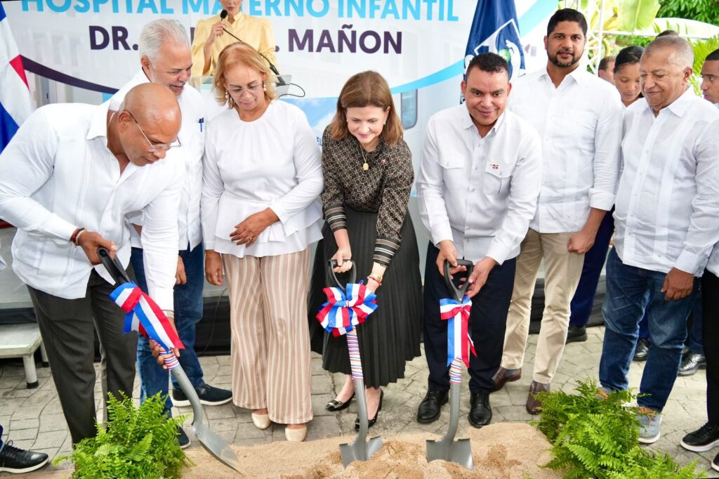 La vicepresidenta Raquel Peña, junto al D4. Landrón, director ejecutivo del Servicio Nacional de Salud y otros invitados,vda el primerpicaso..