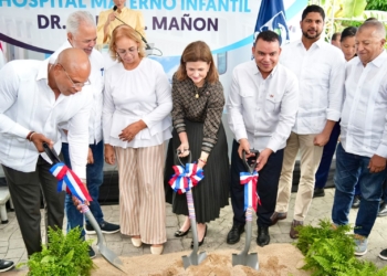 La vicepresidenta Raquel Peña, junto al D4. Landrón, director ejecutivo del Servicio Nacional de Salud y otros invitados,vda el primerpicaso..
