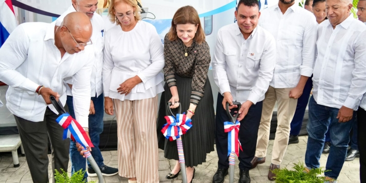 La vicepresidenta Raquel Peña, junto al D4. Landrón, director ejecutivo del Servicio Nacional de Salud y otros invitados,vda el primerpicaso..