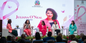 El presidente del Senado, Ricardo de los Santos, encabezó el panel «Voces que vencieron» en el Auditorio del Senado de la República, el 15 de octubre de 2026. (Foto: Senado RD)