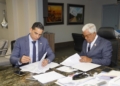 El director general de Bienes Nacionales, doctor Rafael Burgos Gómez, y el director ejecutivo de SeNaSa, doctor Edward R. Guzmán Padilla, durante la firma del acuerdo interinstituc