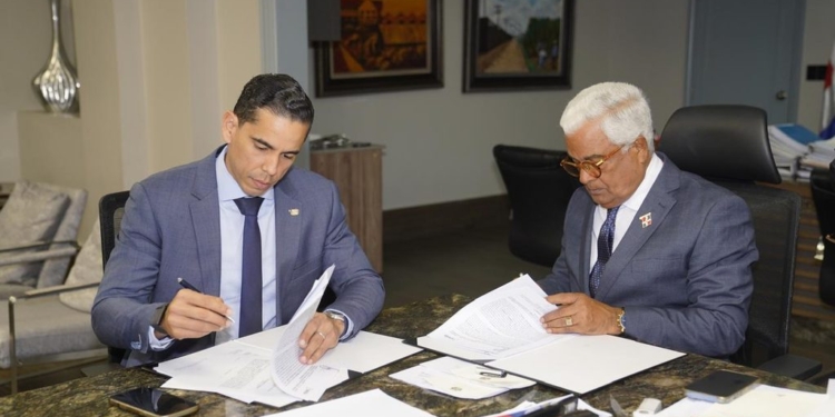 El director general de Bienes Nacionales, doctor Rafael Burgos Gómez, y el director ejecutivo de SeNaSa, doctor Edward R. Guzmán Padilla, durante la firma del acuerdo interinstituc
