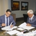 El director general de Bienes Nacionales, doctor Rafael Burgos Gómez, y el director ejecutivo de SeNaSa, doctor Edward R. Guzmán Padilla, durante la firma del acuerdo interinstituc