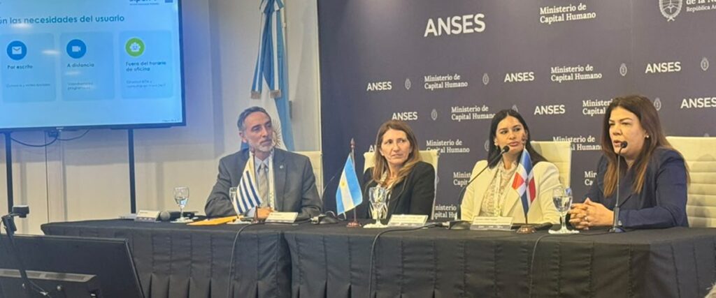 Larissa Llibre Tejada, encargada del Departamento de Atención al Usuario de la SIPEN, expuso el modelo de atención previsional multicanal durante el seminario técnico de la AISS en