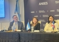 Larissa Llibre Tejada, encargada del Departamento de Atención al Usuario de la SIPEN, expuso el modelo de atención previsional multicanal durante el seminario técnico de la AISS en