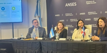 Larissa Llibre Tejada, encargada del Departamento de Atención al Usuario de la SIPEN, expuso el modelo de atención previsional multicanal durante el seminario técnico de la AISS en