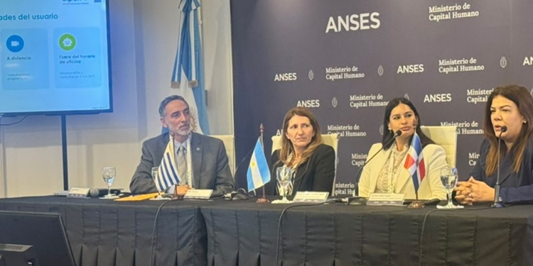 Larissa Llibre Tejada, encargada del Departamento de Atención al Usuario de la SIPEN, expuso el modelo de atención previsional multicanal durante el seminario técnico de la AISS en
