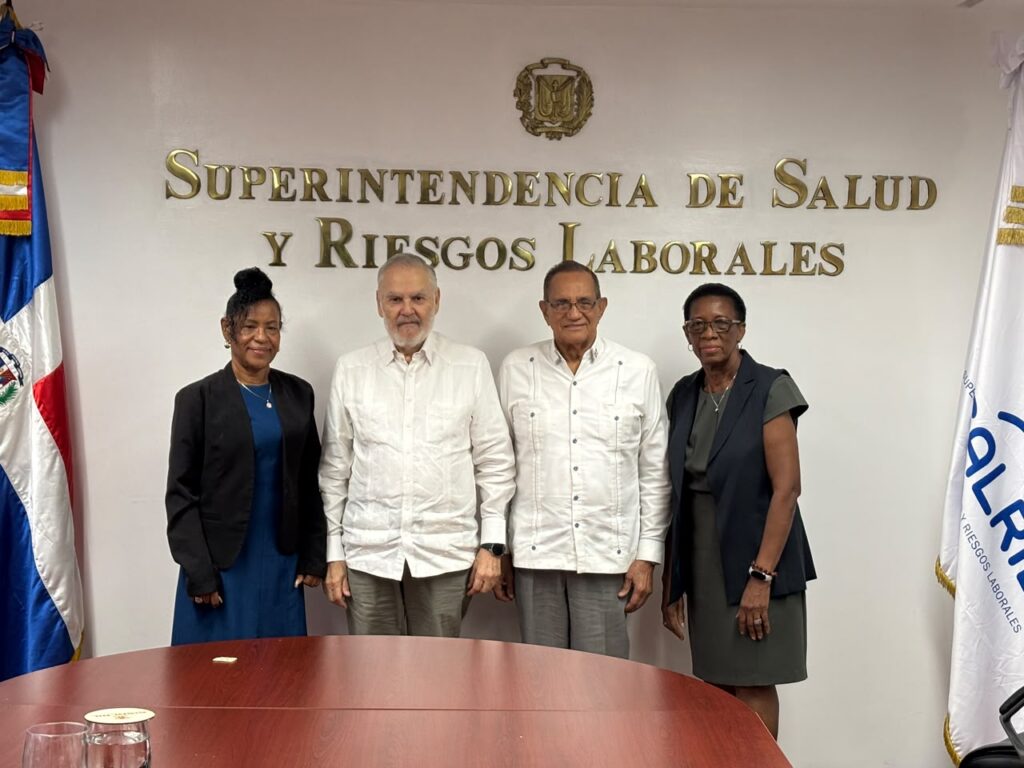 El superintendente Miguel Ceara Hatton y el presidente de la CASC, Gabriel del Río Doñé, durante el encuentro celebrado en la sede de la SISALRIL. | Foto: SISALRIL