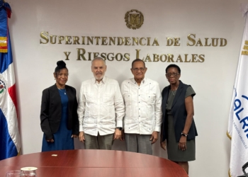 El superintendente Miguel Ceara Hatton y el presidente de la CASC, Gabriel del Río Doñé, durante el encuentro celebrado en la sede de la SISALRIL. | Foto: SISALRIL