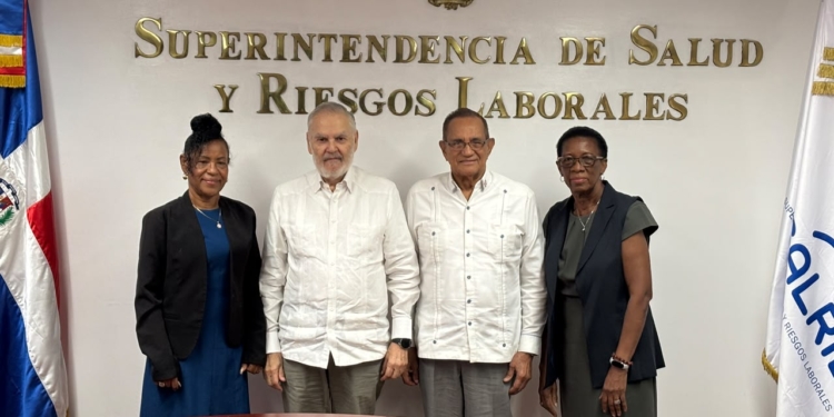 El superintendente Miguel Ceara Hatton y el presidente de la CASC, Gabriel del Río Doñé, durante el encuentro celebrado en la sede de la SISALRIL. | Foto: SISALRIL