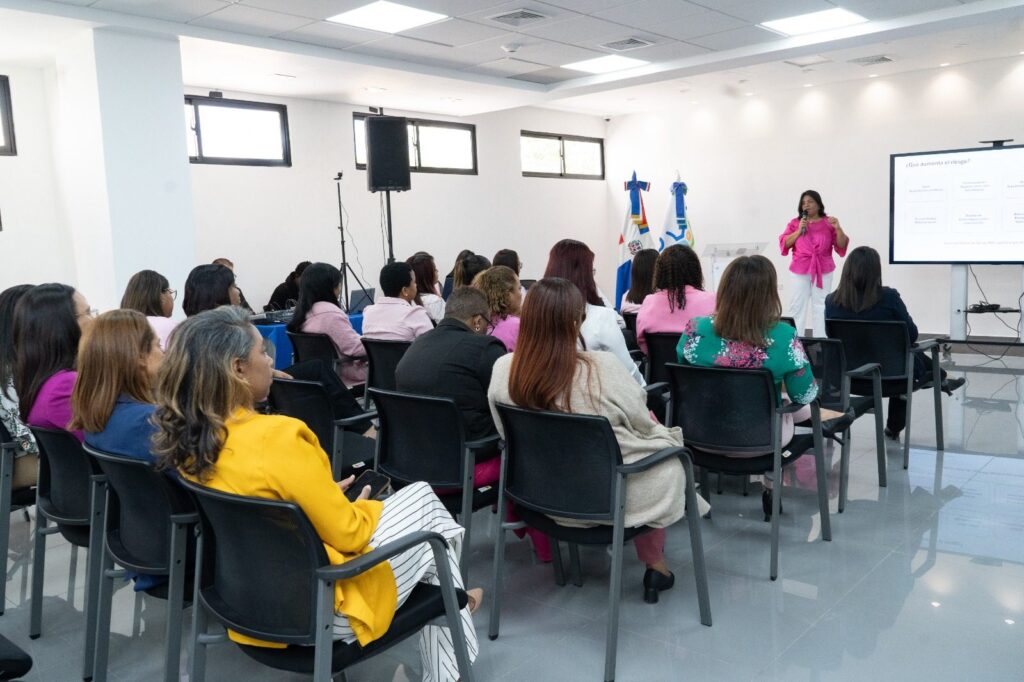 Colaboradores de SISALRIL participaron en la jornada «Salud en conciencia es prevenir», orientada a la prevención y detección temprana del cáncer de mama. (Foto: SISALRIL)