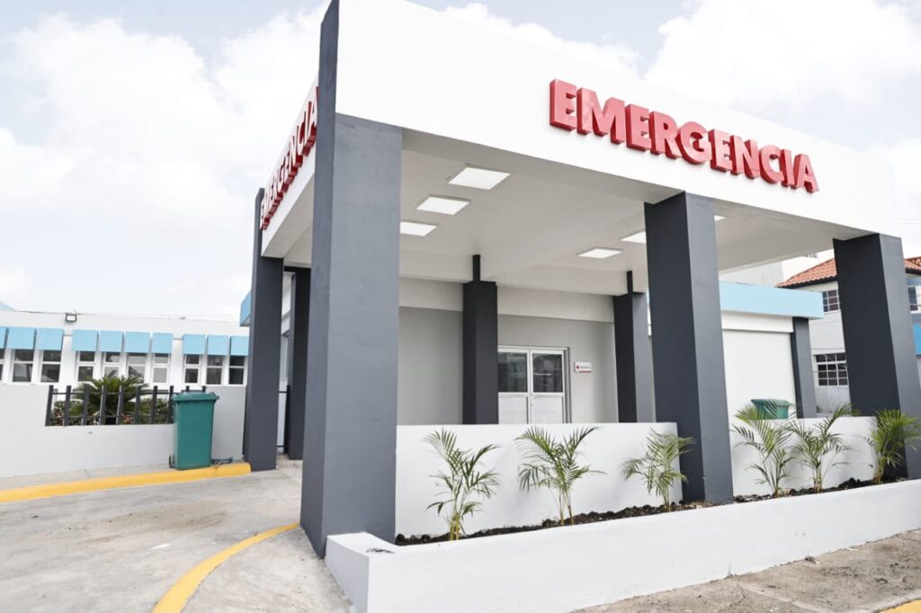 Fachada frontal emergencias de hospital capitalino en Santo Domingo