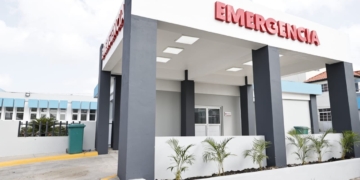 Fachada frontal emergencias de hospital capitalino en Santo Domingo