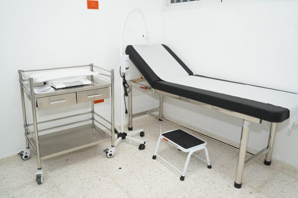 Camillas y áreas de atención del centro de salud