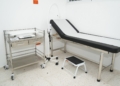 Camillas y áreas de atención del centro de salud