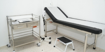 Camillas y áreas de atención del centro de salud