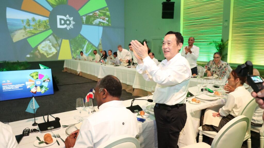 El viceministro de Turismo, Carlos Peguero, presentó al director general de la FAO, QU Dongyu, la visión estratégica del turismo dominicano como motor de seguridad alimentaria. (Fo